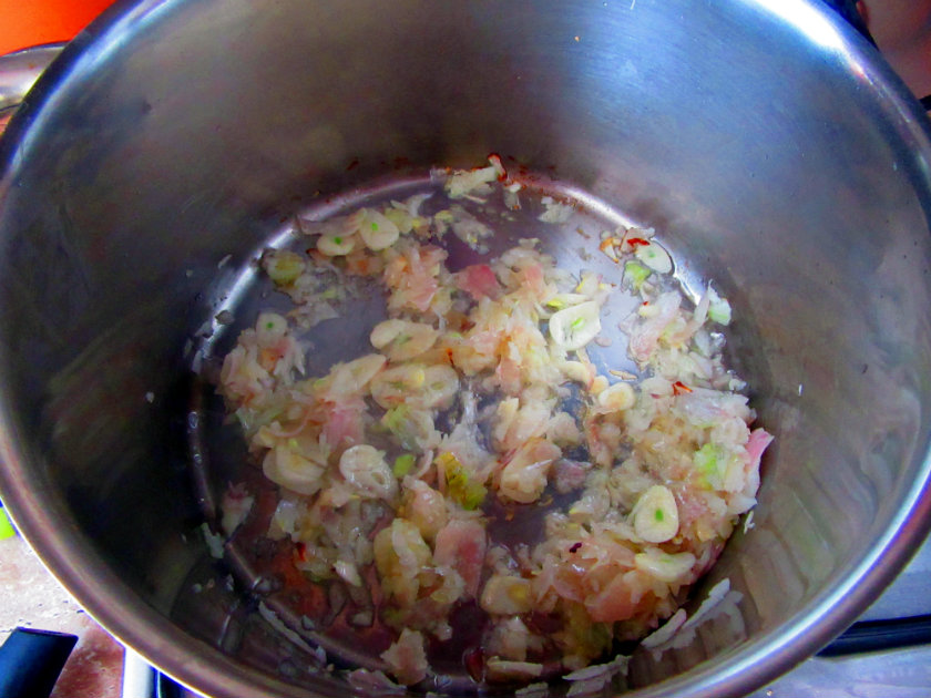 Bok choy soup with mushrooms and ginger by Laka kuharica: sauté shallots and garlic