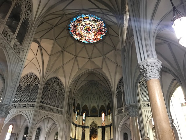 サン・カミーロ・デ・レリス教会の天井のステンドグラスが美しい