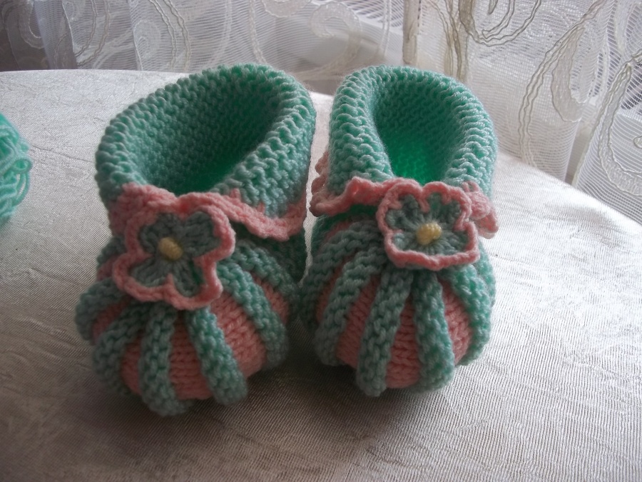 Naliya Şiş örgüsü bebek patiği modeli