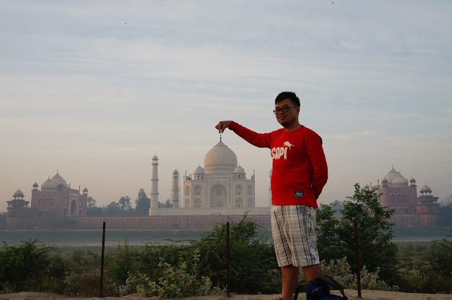 Menunggu Pagi, Mehtab Bagh diseberang Taj Mahal, Agra, India