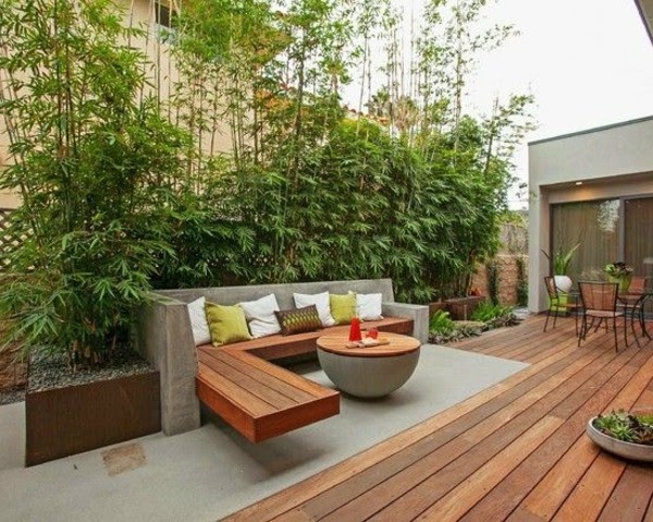 Relax in the seating area in the garden!