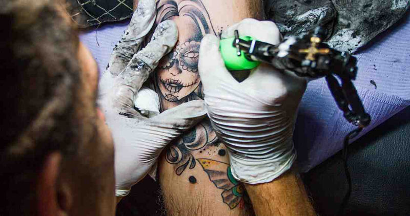 tatuador haciendo una catrina