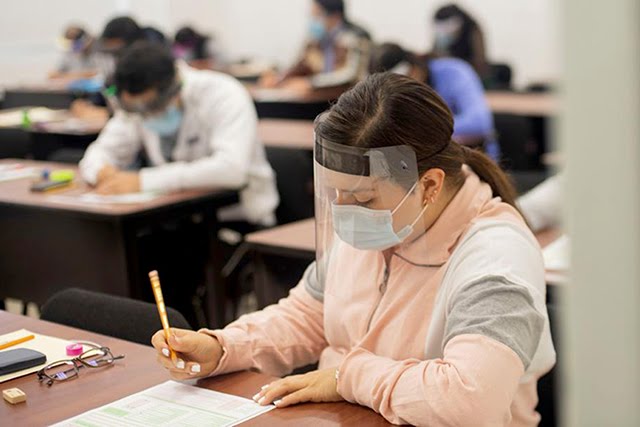 Con estrictas medidas de seguridad, 192 egresados de Medicina realizaron el examen EGEL-MEDI