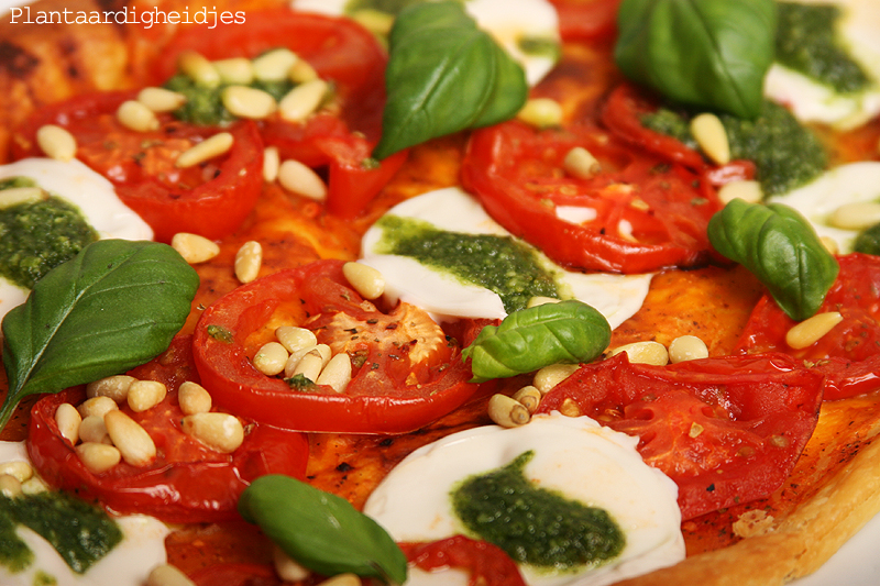 Bladerdeeg pizza met tomaten en Teese &amp;quot;mozzarella&amp;quot; | Plantaardigheidjes