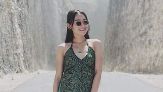 Lirik Lagu Ngelabur Langit Dan Artinya Layarlirik