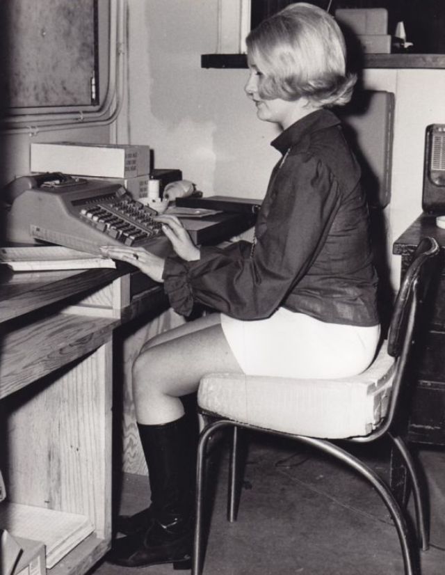 20 Fascinating Vintage Photos Of Secretaries From The 1950s And 1960s 