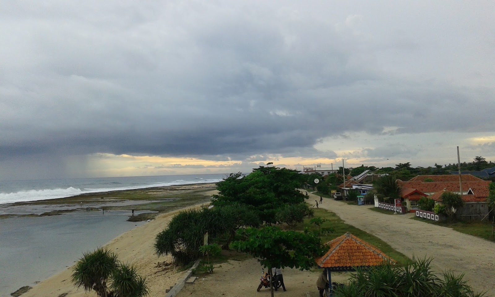 PEMANDANGAN DI SAYANGHEULANG - penginapan di pantai sayangheulang