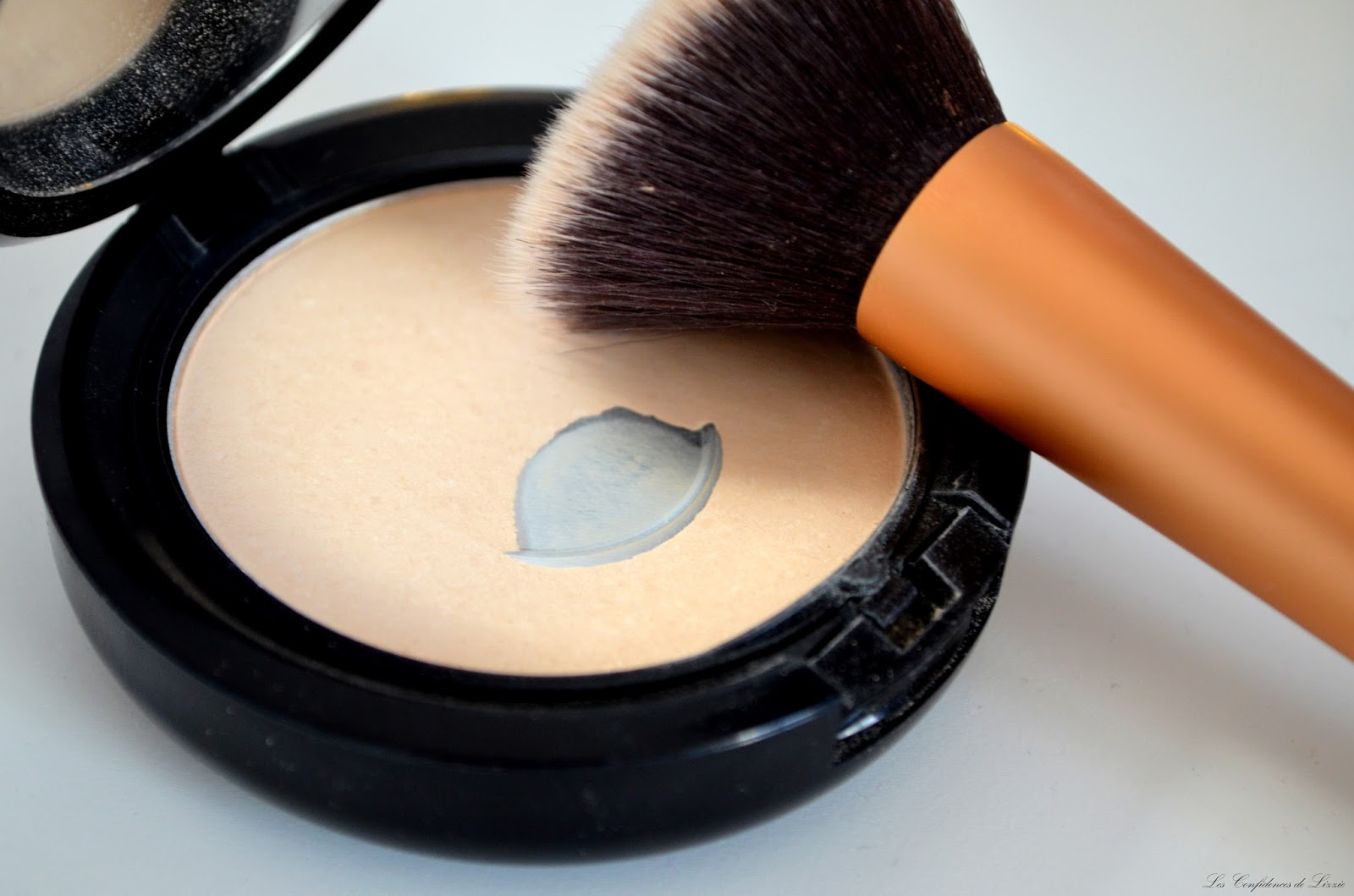 Un fond de teint poudre, l