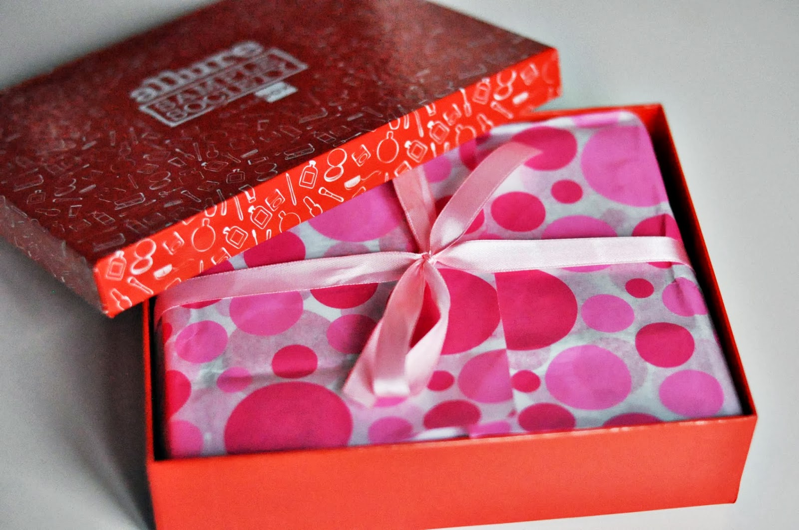 коробка для творчества. дизайн коробки для творчества. после чаепития в одной коробке осталось. аккумуляторная батарея для ибп 12-100 12в 100ач. обеих коробках.