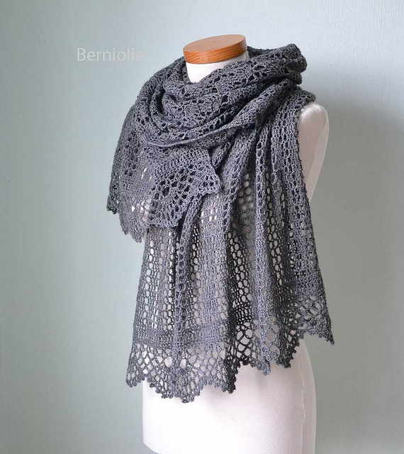 Izumi shawl crochet pattern by Bernadette Ambergen of Berniolie