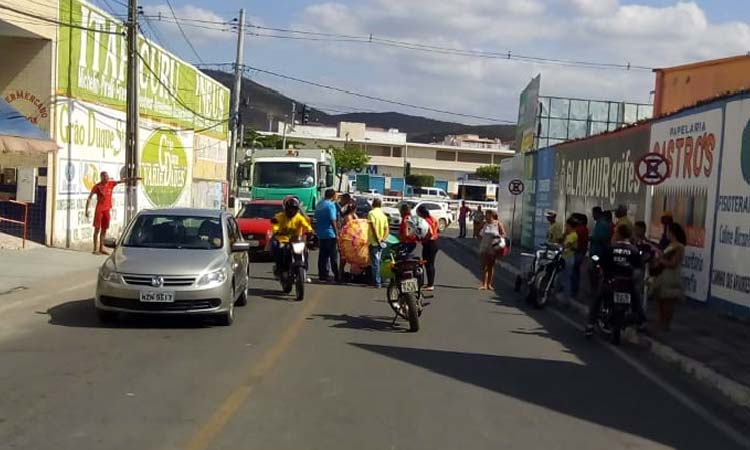 SMTT registra acidente entre duas motos no centro de Jacobina; dois se feriram