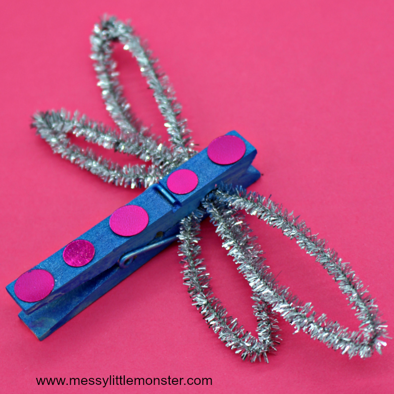 Make a clothespin dragonfly bug craft with the kids this Spring. An easy activity for toddlers and preschoolers. 