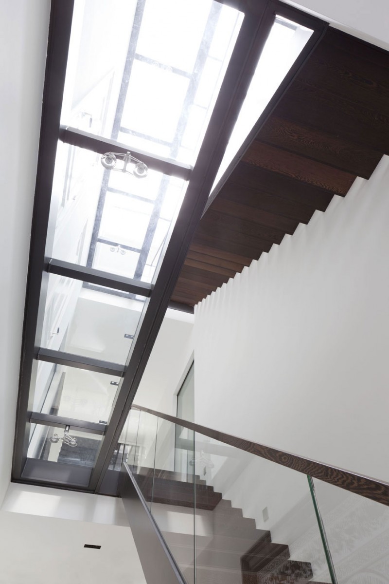 Casa con Claraboyas, Ventanales y Techos Altos para Añadir Espacio y