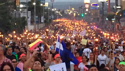 Hondureños hacen Marcha de las Antorchas contra la corrupción