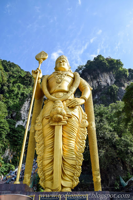 Die Statue Murugan vor den Batu Caves