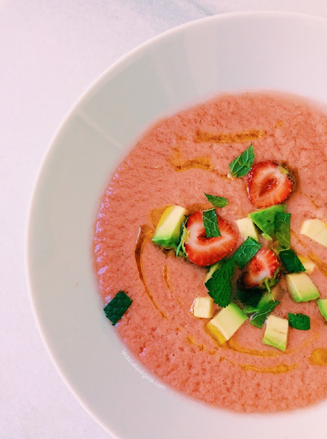 Gazpacho súper refrescante de fresitas, tomate, hierbabuena y albahaca