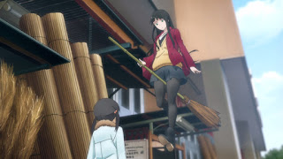 Makoto Kowata z Flying Witch latająca na miotle, obok stoi Chinatsu