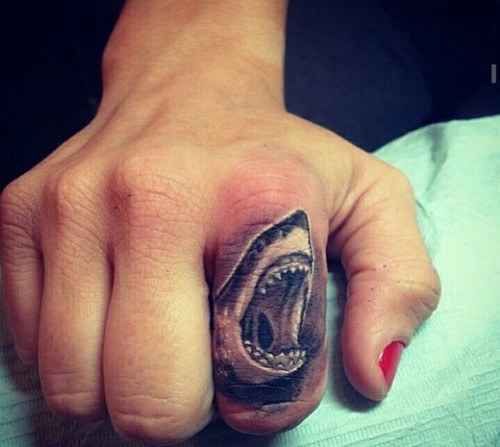 Tatuaje de Tiburón en dedo