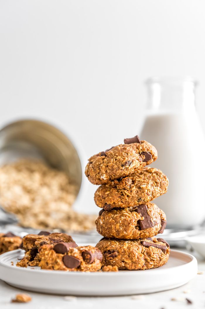Old Fashioned Oatmeal Raisin Cookies. Need more recipes? Find 21 Easy and Healthy Vegan Oat Recipes&nbsp;To Make Best Weight Loss Breakfast Ever! vegan breakfast oatmeal | easy oatmeal recipes | oatmeal recipes overnight | oatmeal weightloss | oatmeal recipes healthy easy #oats #oat #veganmeal #vegan 