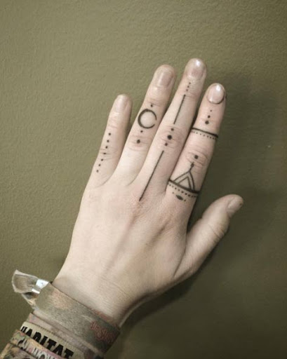 Estes lindos mão enfiou o dedo tatuagens