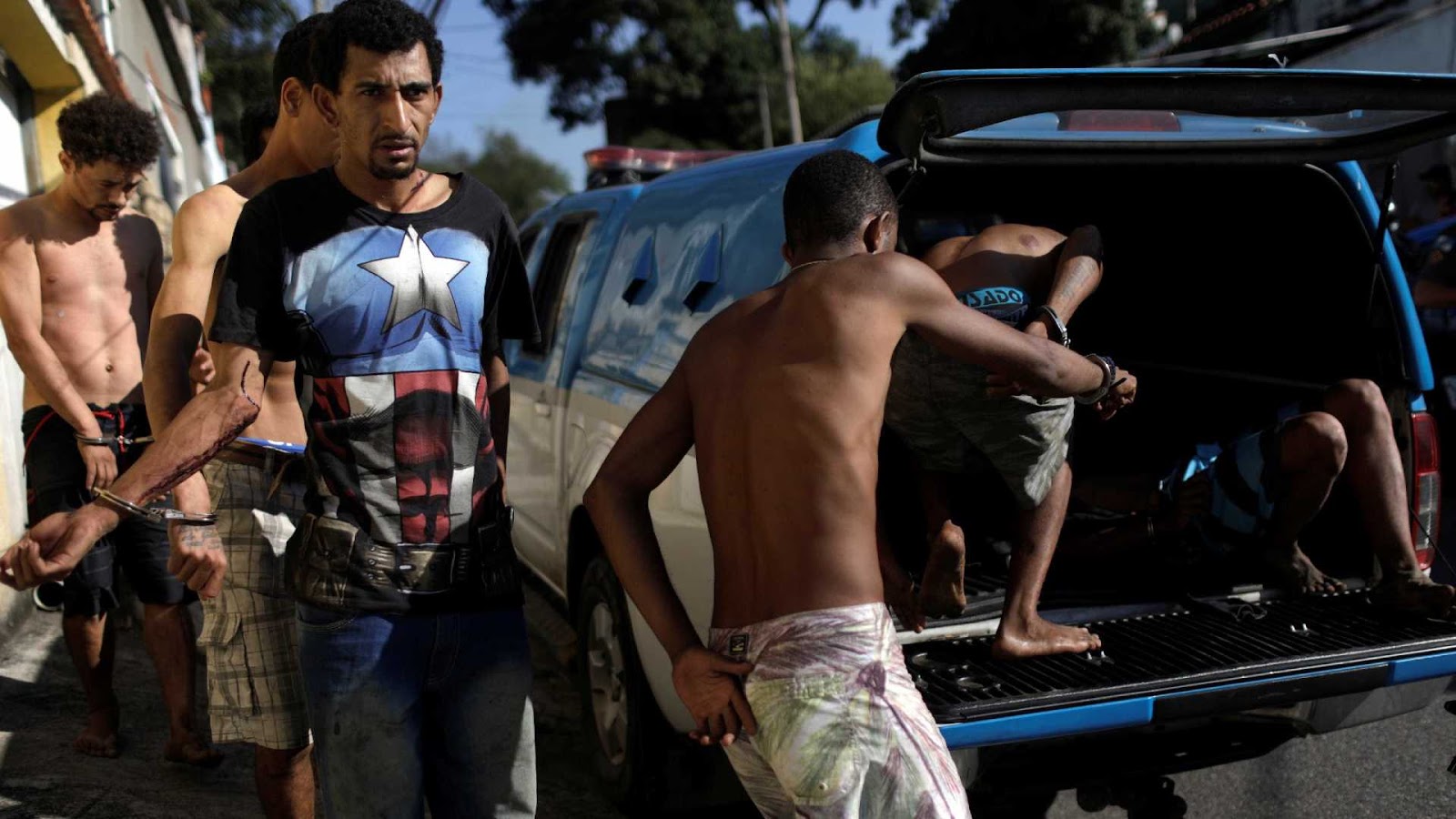 Chega a 70 número de presos em megaoperação com 4 mil militares no Rio