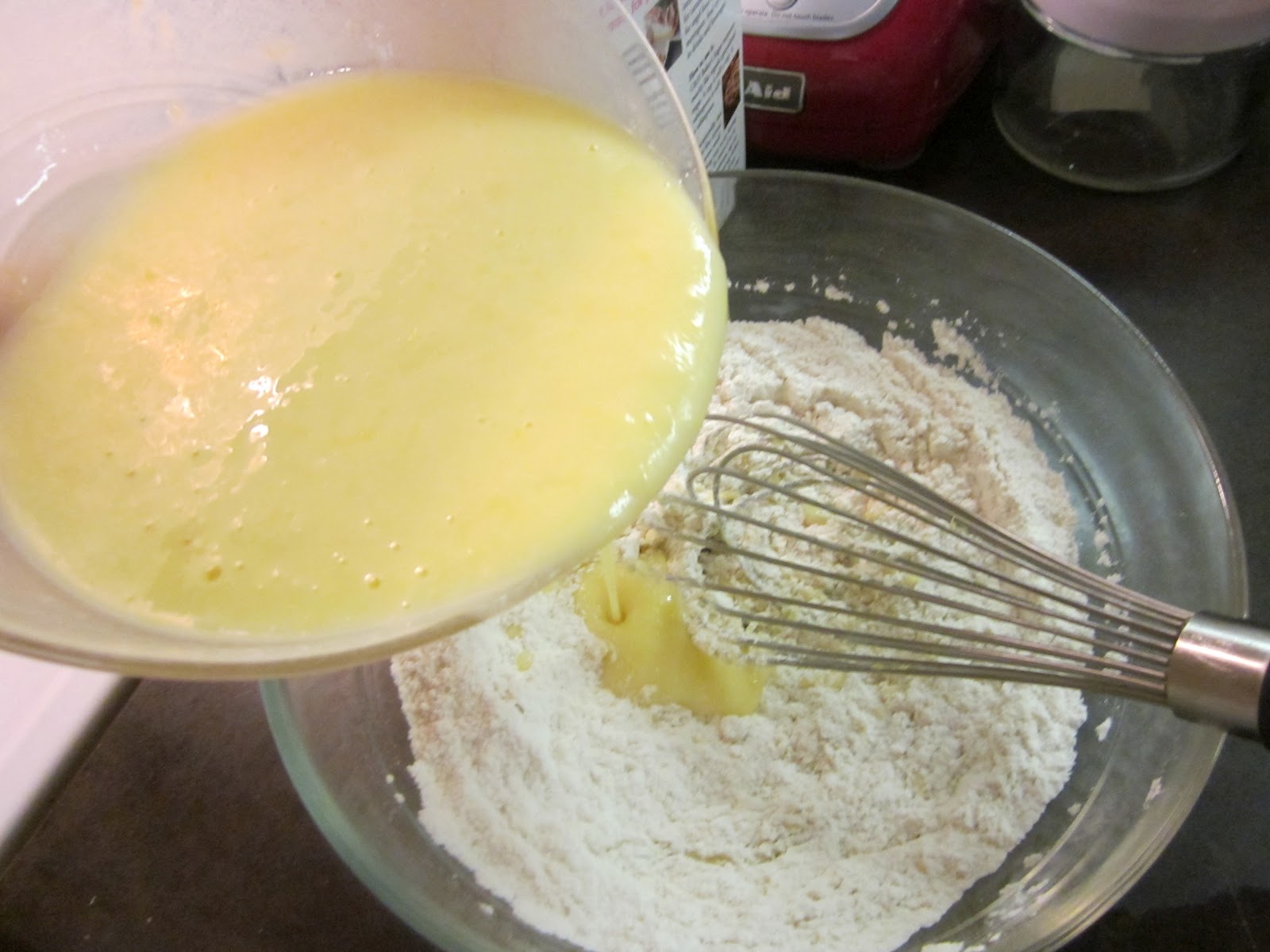 Заквашенное тесто. Квашеная теста. Тесто с обжаркой на кефире с маслом. Как сделать кислое тесто.