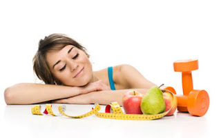 Mujer con fruta y pesas