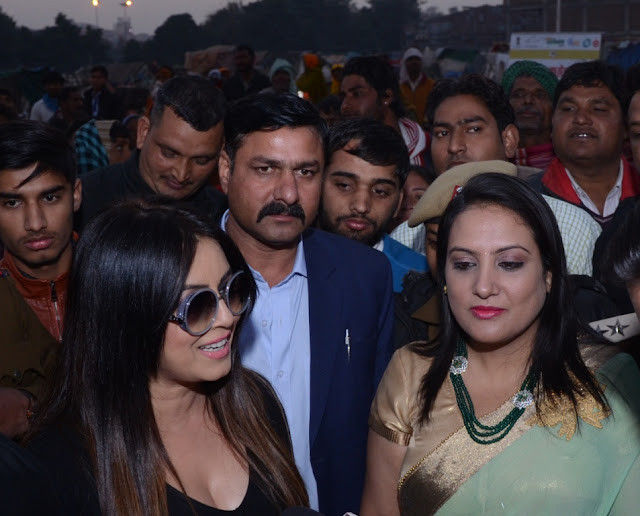 Mahima Chaudhary requesting Faridabad residents to support MCF smartcity programme 
