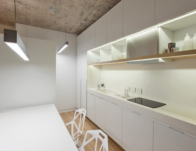 cocina blanca minimalista integrada