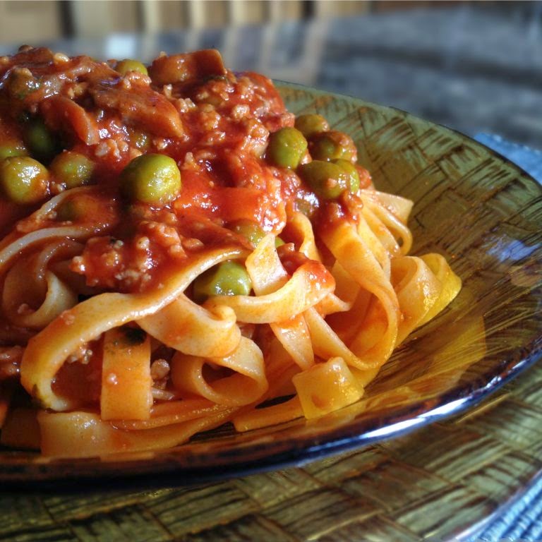 tagliatelle all'uovo con ragù di funghi e piselli