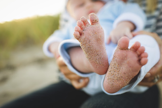https://pixabay.com/en/baby-child-feet-close-up-821627/