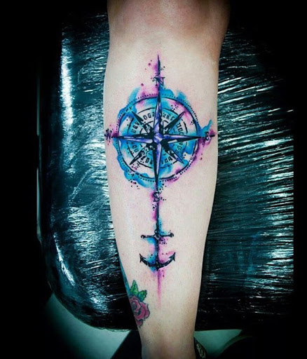 Outra aquarela estilo de tatuagem que não é apenas lindo, mas também cheia de significado. É geralmente associado com direções e isso pode indicar a direção na vida que você deseja ir. Ou, talvez, poderia significar, também, o seu desejo de viajar.