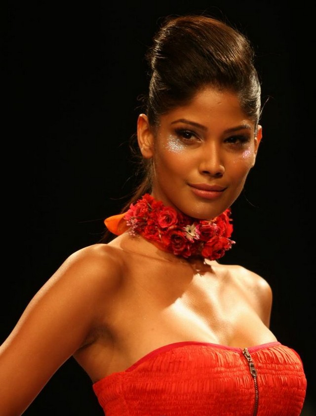 Sexy Sonam Kapoor Hot Style  Lakme Fashion Week 2011