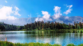 The clear water of Pengilon lake like a mirror