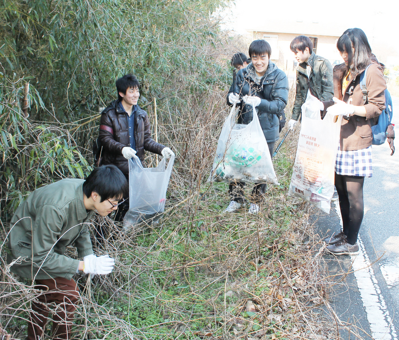 滋賀彦根新聞 滋賀県立大学の環境ボランティアサークル ｌｅａｆｓ リーフス 犬上川沿いをごみ拾い