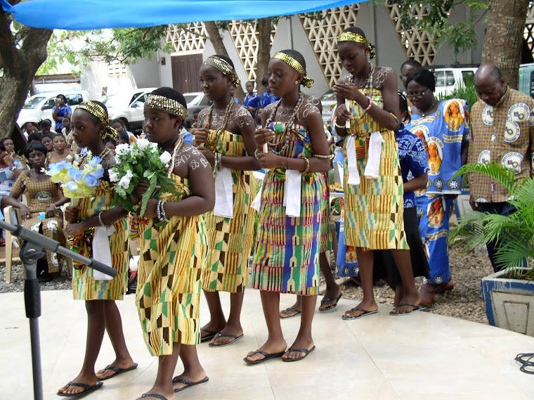 Dancing flower Girls ready to crown Mother Mary