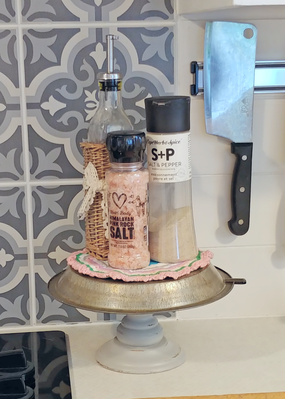 upcycled pie pan stand