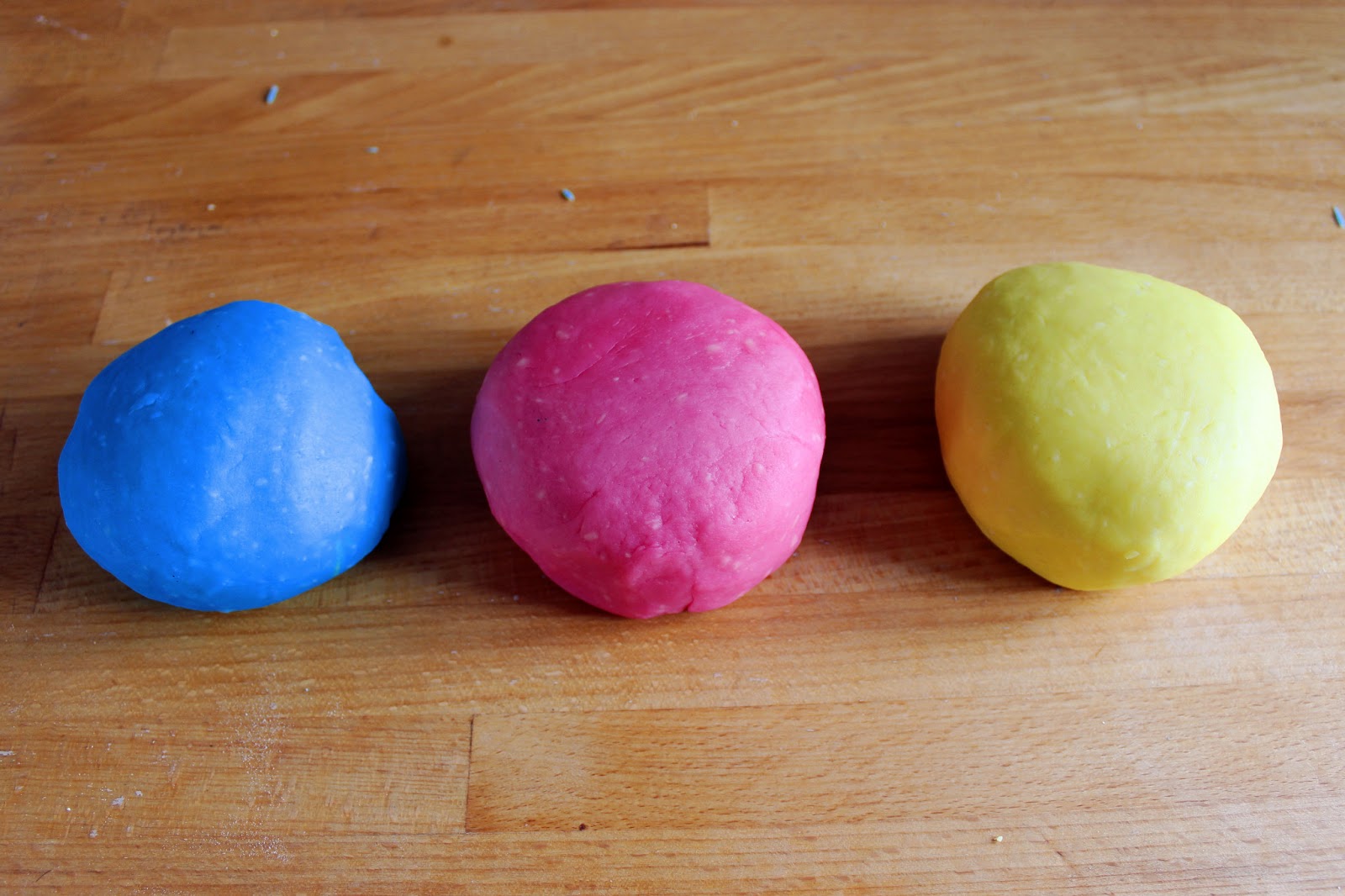 Mademoiselle Sab DIY recette de pâte à modeler maison.