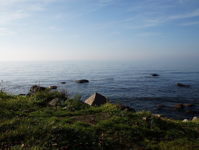 5 einzigartige Orte auf Bornholm, um den Blick auf's Meer zu genießen. Ein einmaliger Ort auf Dänemarks Sonneninsel: Die Küste bei Helligpeder.