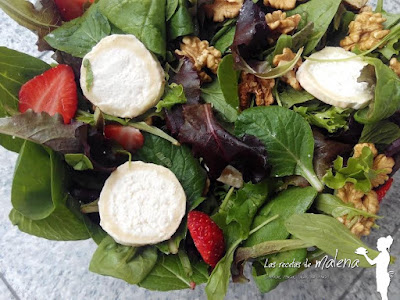 Ensalada de brotes tiernos con fresas y vinagreta de miel