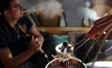 هل الشيشة أقل خطورة من السجائر؟