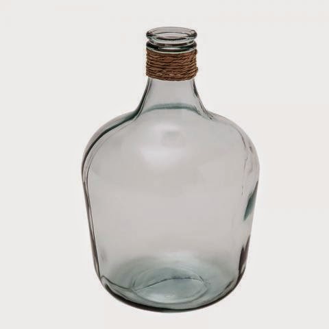 Garrafas de cristal como jarrones decorativos para el hogar