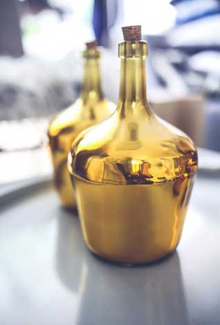 dinding bagian dalam botol dicat dengan warna emas, warna perak atau warna perunggu, kesannya lux