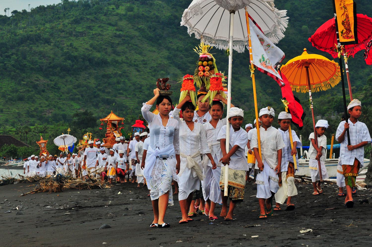 Традиции молчания. Ньепи на Бали. Ньепи. Ньепи — Балийский «день тишины». День тишины (Nyepi Day) - Бали. Церемония Меласти Бали.