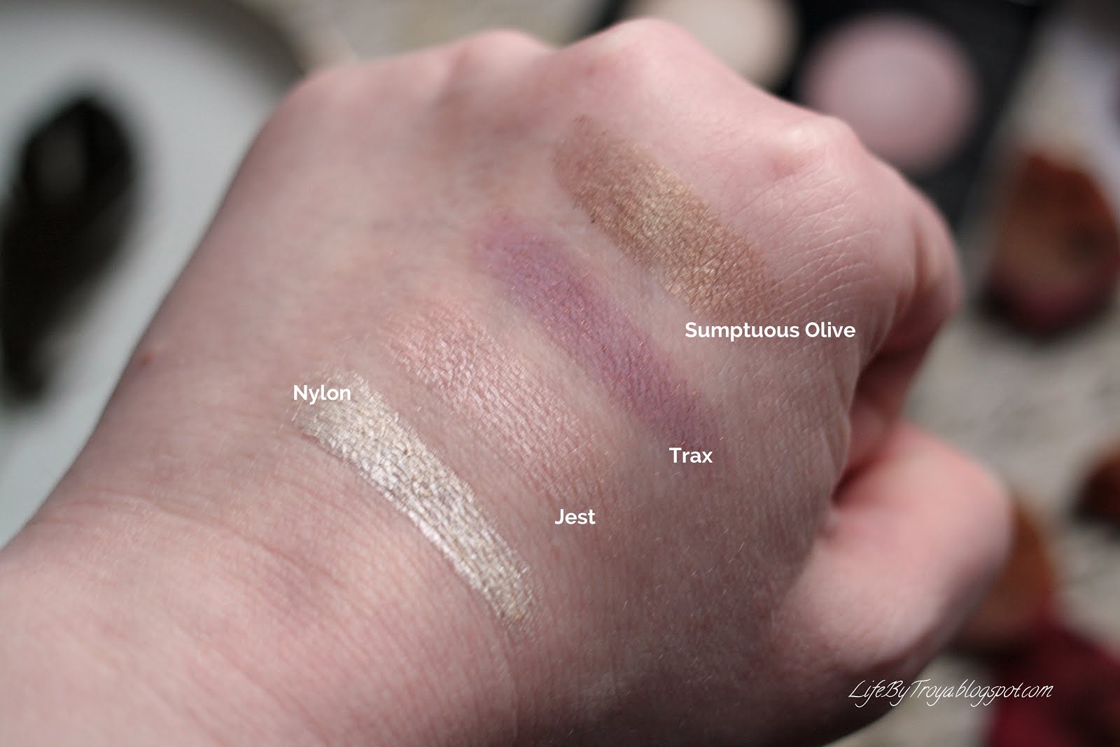 Review:: MAC eyeshadow Trax, Jest, Nylon, Sumptuous Olive.