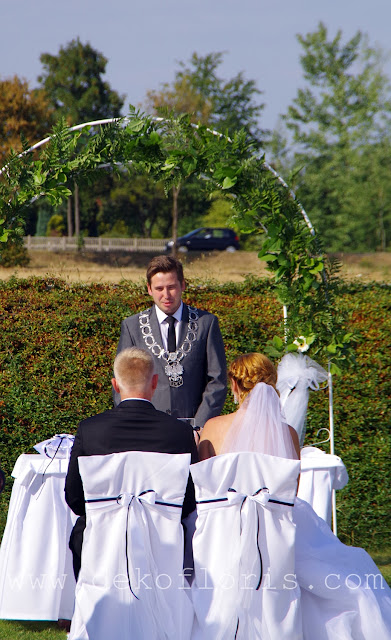 Biało czarny ślub plenerowy - Brzeg opolskie - biały dywan, pokrowce na krzesła i ślubny łuk