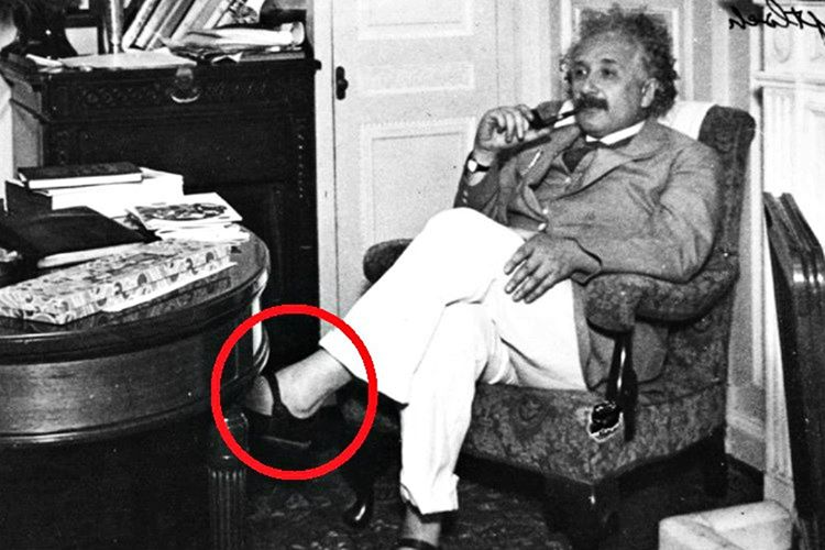 Albert Einstein çorap giymeyi hiç sevmezdi ediyordu, ilgisini dağıttığını düşündüğü için çorap giymezdi.