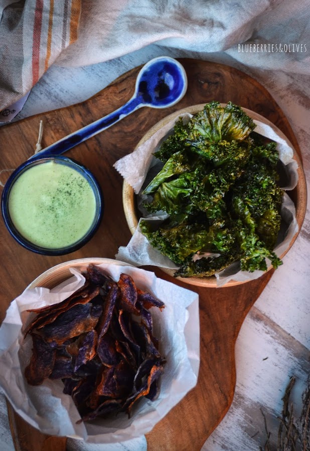 CHIPS DE KALE Y PATATA MORADA CON DIP DE WASABI