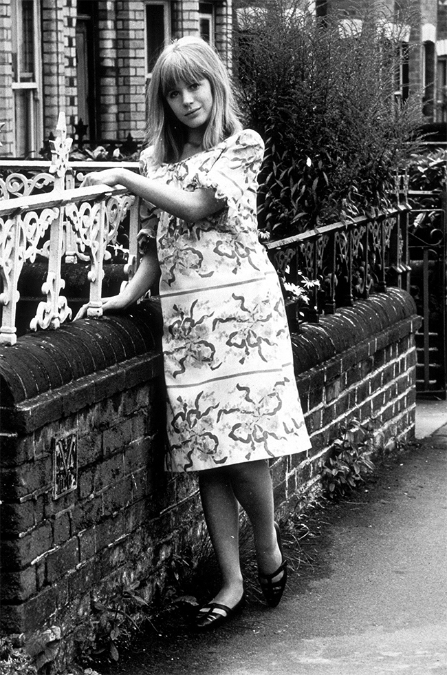 50 Rare and Beautiful Black and White Photos of Marianne Faithfull in ...