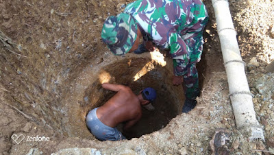 SATGAS TMMD BANGUN JAMBAN UNTUK WARGA SATGAS TMMD BANGUN JAMBAN UNTUK WARGA